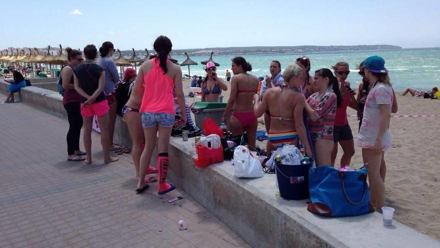 Un grupo de turistas practicaban ayer una gincana alcohólica en la playa.