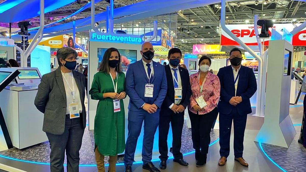 Representantes de la Asociación de Destinos Turísticos Canarios en la World Travel Market de Londres.