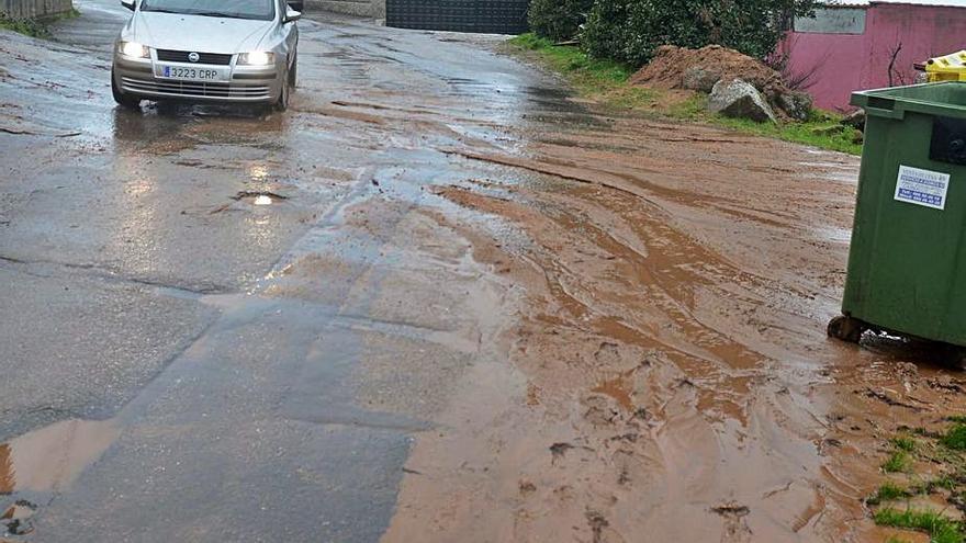 El barro acumulado tras la última limpieza municipal.   | // NOÉ PARGA