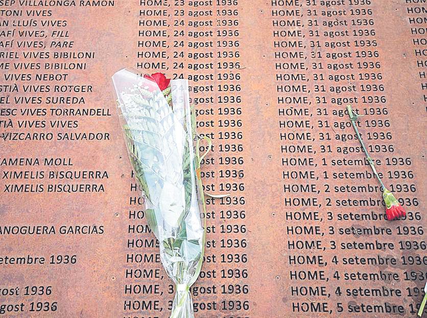 Flores a los caídos en el Mur de la Memòria