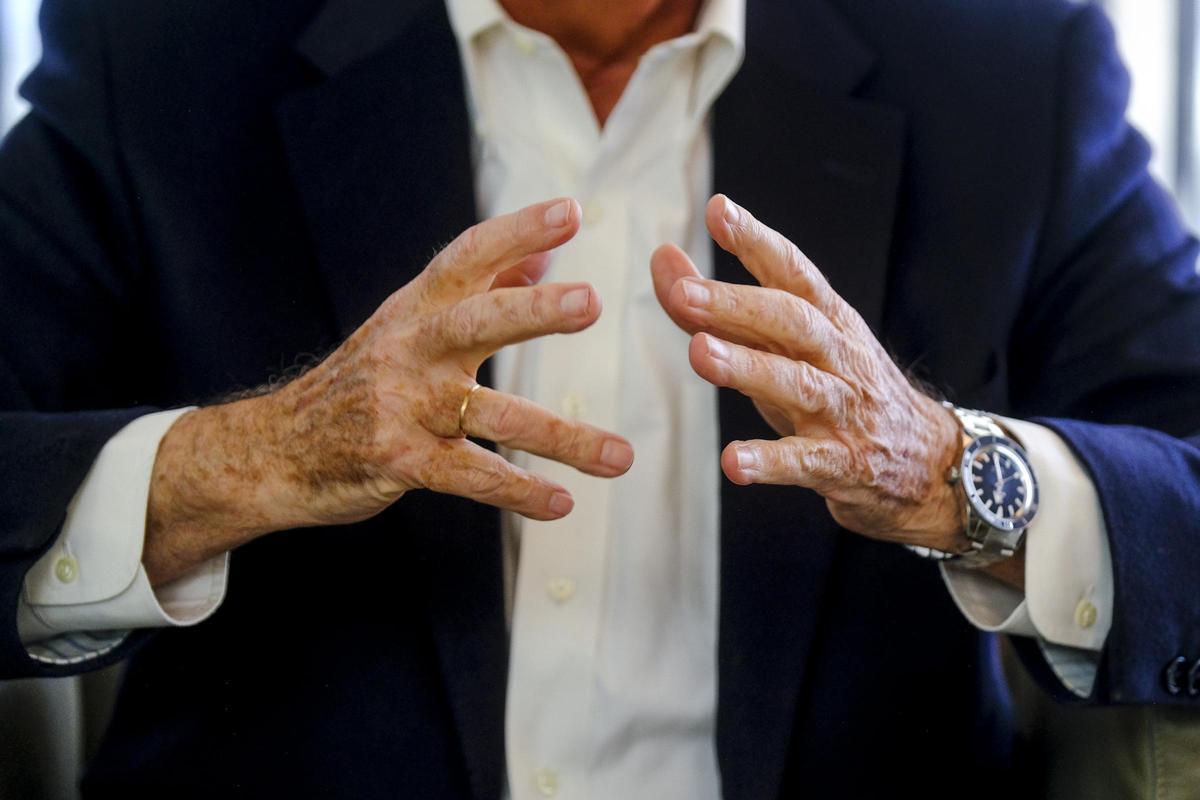 Alberto Cabré se explica, durante la entrevista.