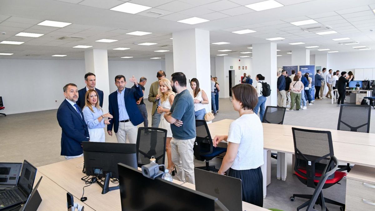 Las autoridades vistan el nuevo centro científico empresarial de Barranco Grande