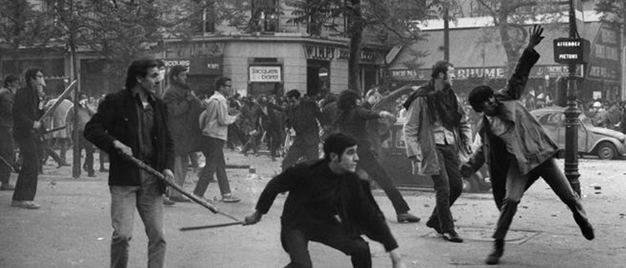 Protesta de Mayo del 68 con enfrentamientos con la policía en las calles de París.