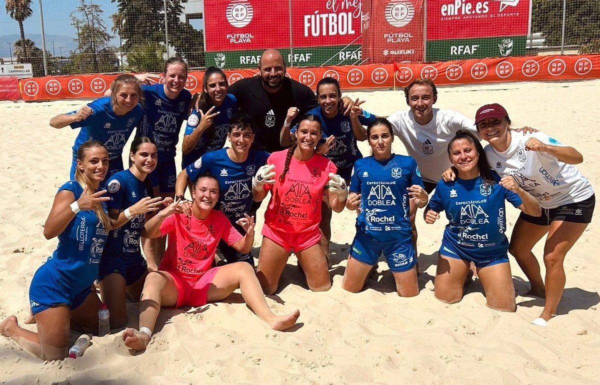 Jugadoras y técnicos del Pozoalbense de fútbol playa.