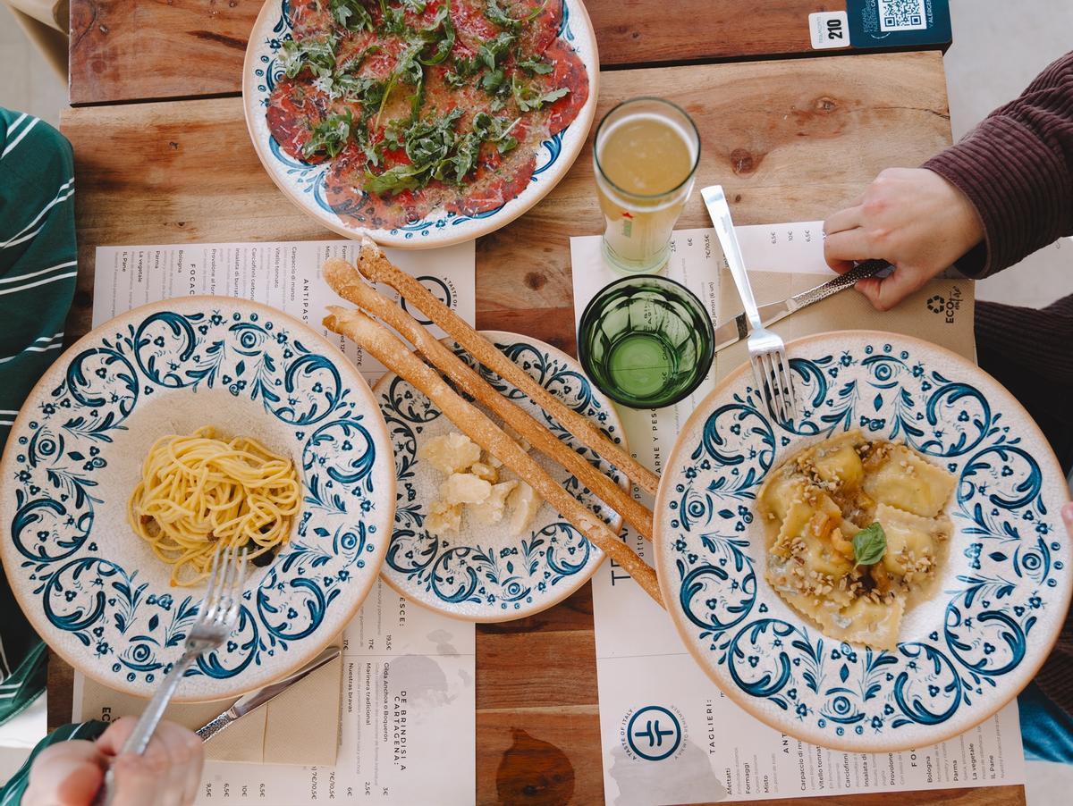 Tramonti propone una carta centrada en pizzas napolitanas elaboradas con fermentación lenta, pastas y recetas clásicas italianas