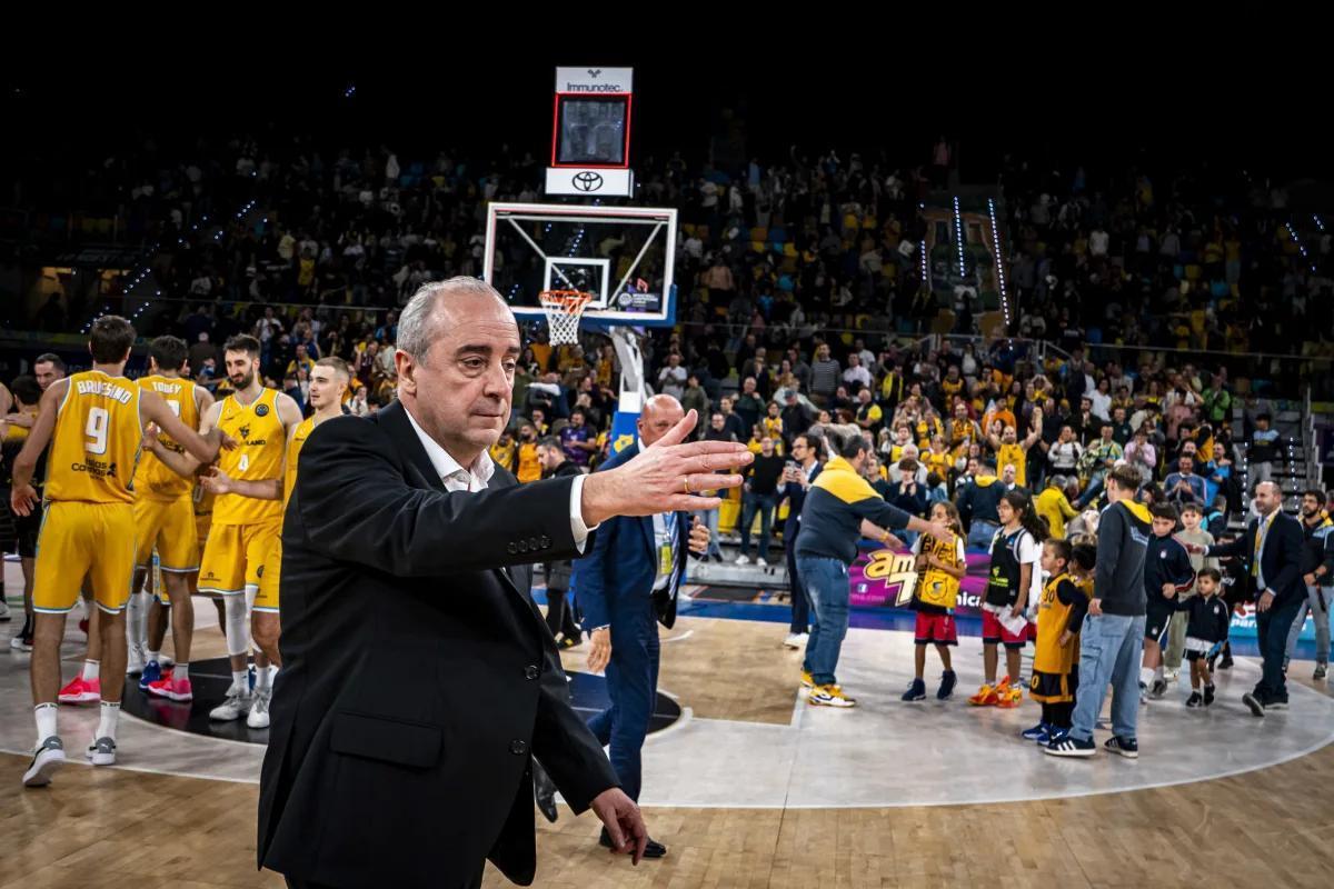 Vidorreta felicita a los rivales tras la derrota de La Laguna Tenerife en el derbi frente al Granca.
