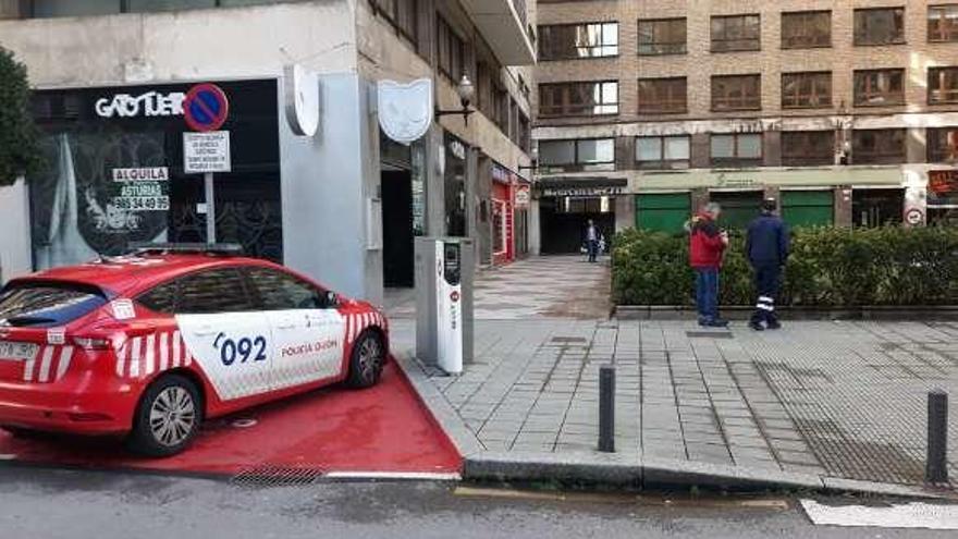 La Policía Local, ayer por la mañana, en la plaza donde fue detenido el joven.