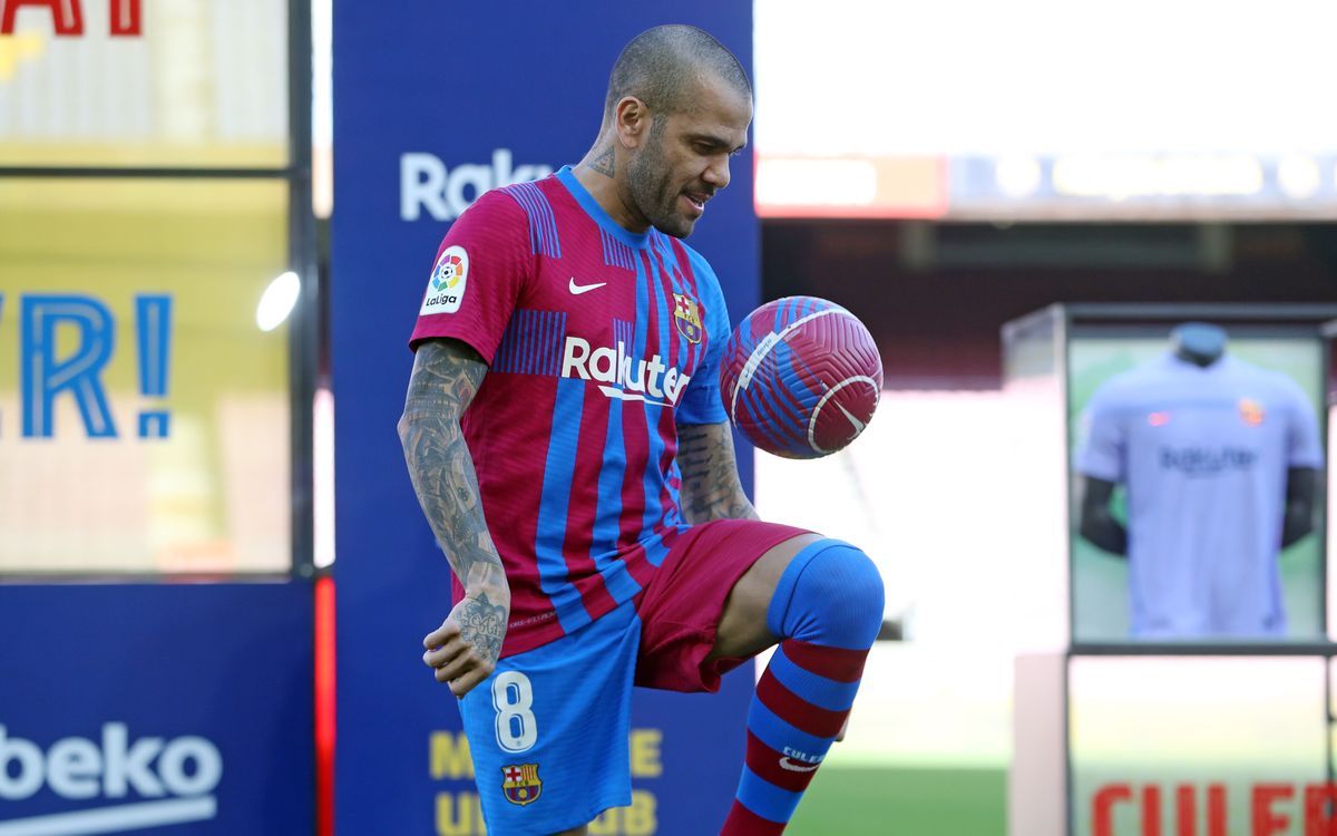 Alves, en la presentación oficial como jugador del Barça en noviembre del 2021.