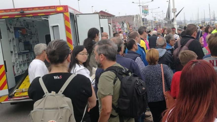 La uvi móvil en el paseo de la ría de Avilés.