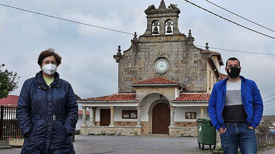 Marisa Ordieres y Jonathan Meana, delante de la iglesia de San Sebastián y  San Fabián, en Quintes.