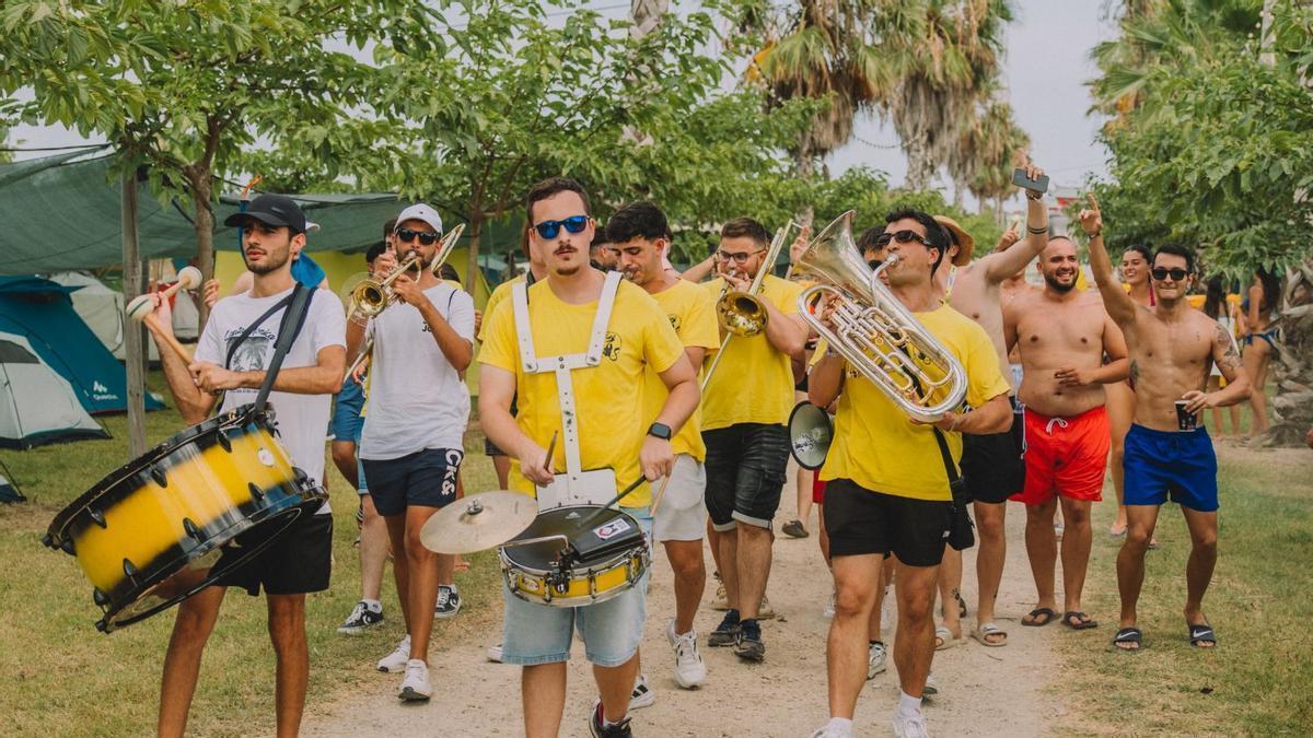 Una charanga en un desfile por la zona de acampada del Zevra, en una edición anterior del festival.