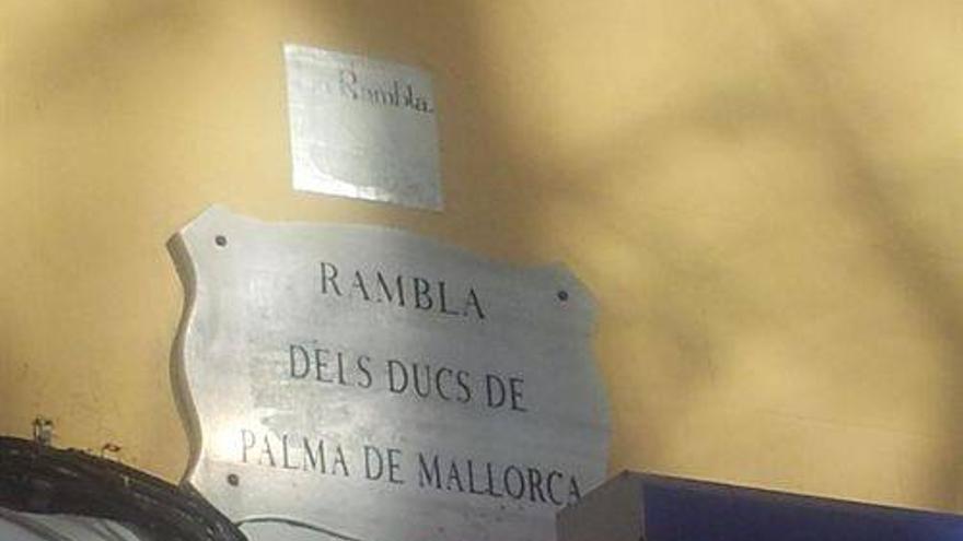 El Ayuntamiento aprueba la retirada de la placa de los Duques de Palma de la Rambla