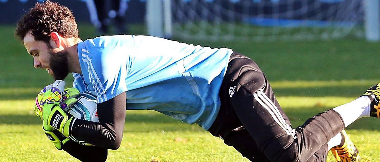 Sergio ataja un balón durante un entrenamiento de la pasada temporada en A Madroa. |  // MARTA G. BREA