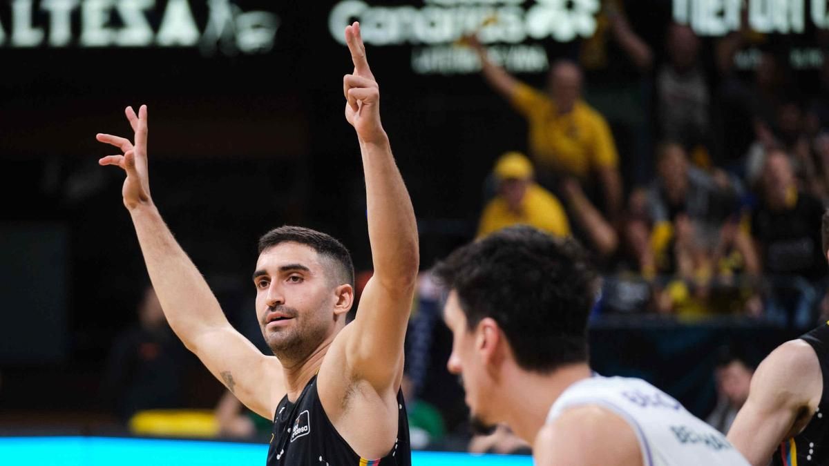 Jaime Fernández, excajista, celebra un triple en el choque de la primera vuelta contra el Unicaja