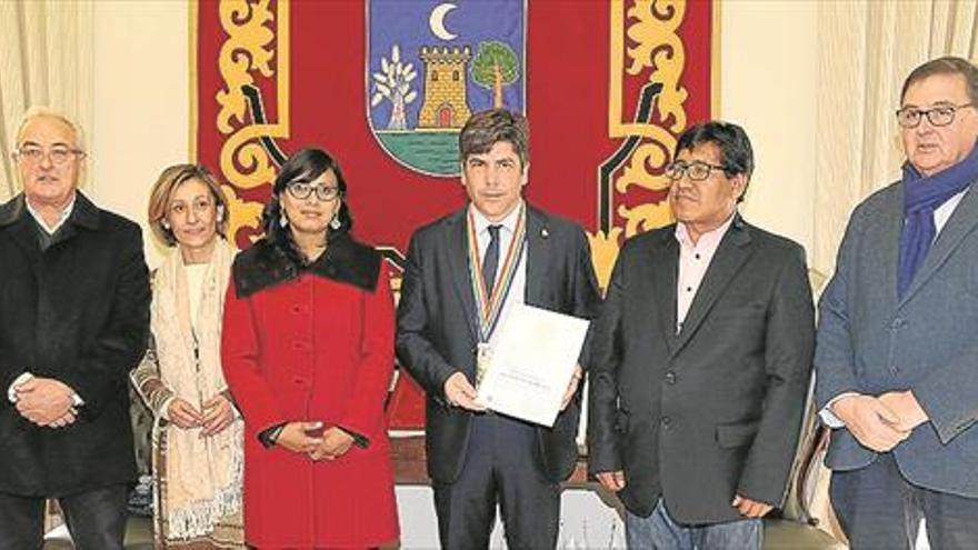 LA CIUDAD DE Cuzco entrega su «Medalla de Alcaldía» al Ayuntamiento de Montilla