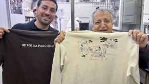 Carlo Muzi, dueño de la pizzería La Montecarlo (Roma), con su hijo, Filippo, con las prendas de la colección de Zara inspiradas en su establecimiento.