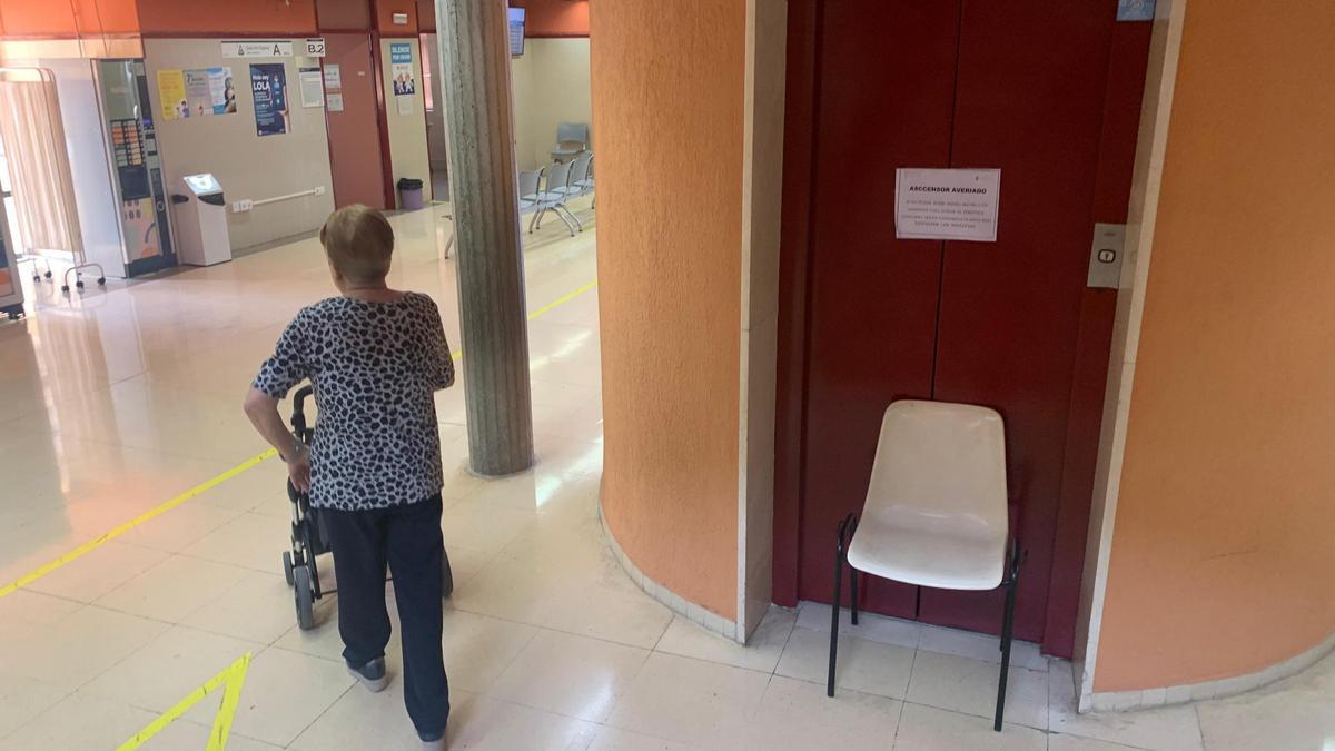 Indignación por la falta de ascensor en el centro de salud Ciudad Jardín tras tres meses de avería