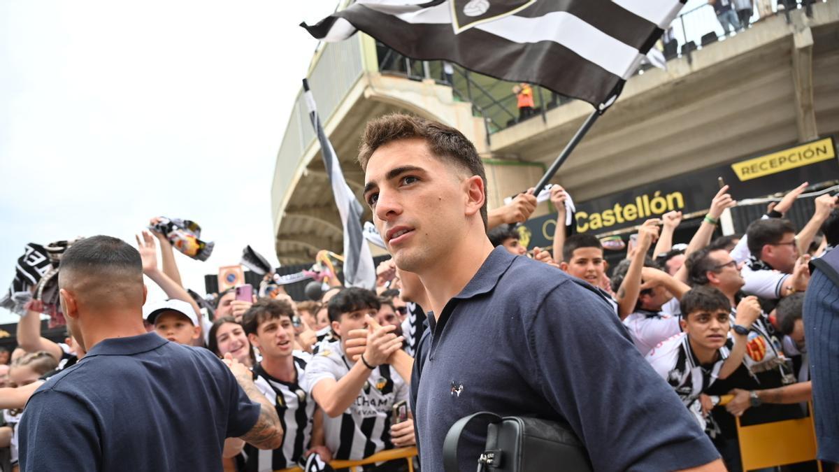 Álex Calatrava, en el recibimiento al autocar en la previa del último encuentro de Liga en el SkyFi Castalia.
