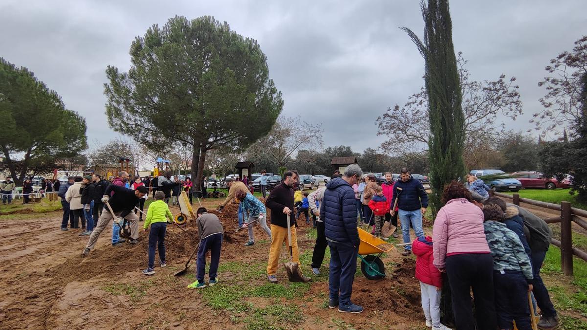 Los vecinos de la Dehesilla de calamón durante la plantación de árboles en Las Tres Encinas.