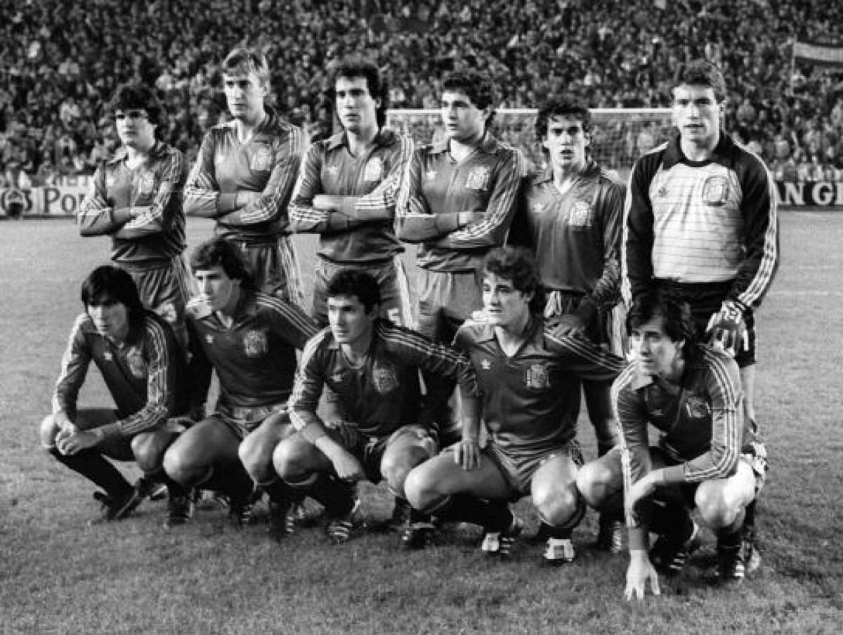El once inicial del España-Malta de 1983: Camacho, Maceda, Goikoetxea, Gordillo, Señor y Buyo (arriba); Carrasco, Víctor, Santillana, Rincón y Sarabia (abajo)