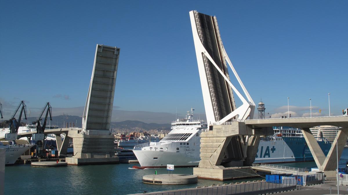 Imagen de archivo del puente Porta d'Europa abierto.