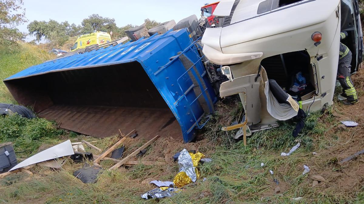 Un camionero se queda atrapado en su camión tras salirse de la vía en la EX-112.