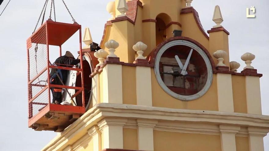 Picassent repara el reloj del campanario de la iglesia de San Cristóbal