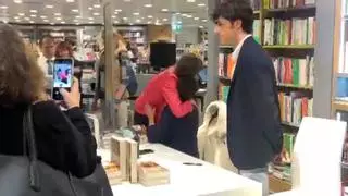 La reina Letizia acude a una firma de libros de Sonsoles Ónega