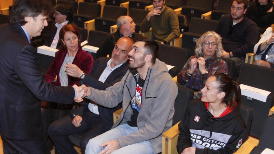 Pere Vila, president de la Diputació, saludant Oriola (Barça).