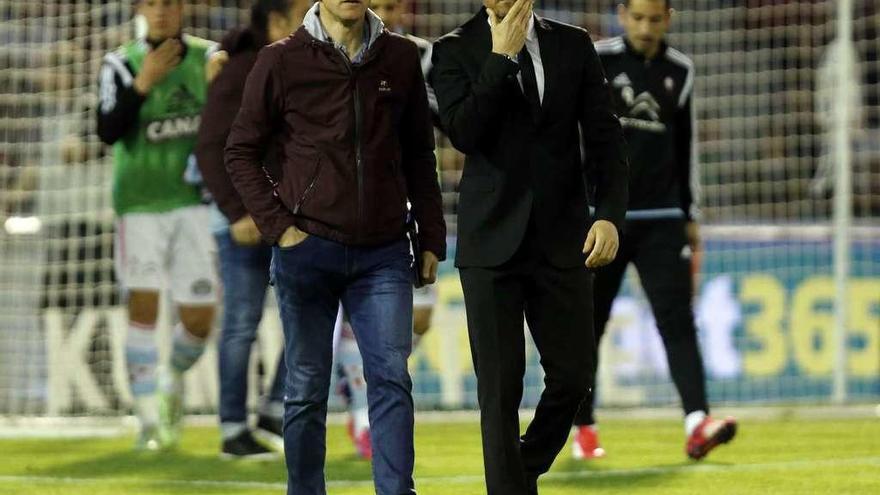 Juan Carlos Unzué (izquierda) camina sobre el césped de Balaídos con Luis Enrique, en la última visita del Barça al estadio vigués. // M. G. Brea