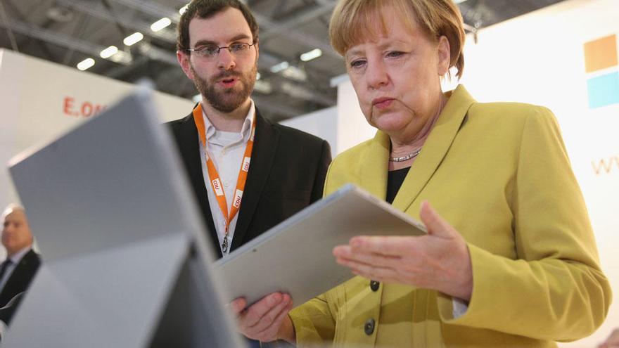 Imagen de archivo de Angela Merkel visitando una feria tecnológica.