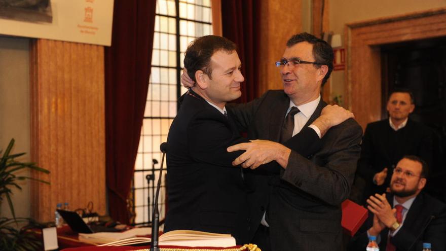 Ballesta abraza al nuevo concejal, Marco Antonio Fernández, tras su toma de posesión.