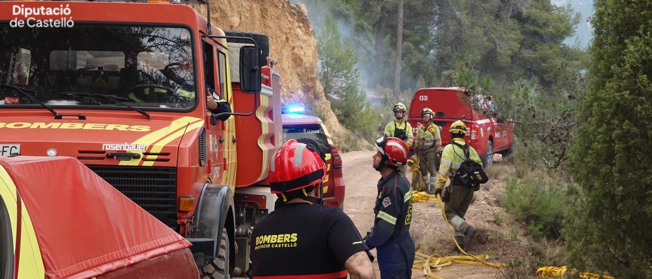 Imagen de los bomberos sofocando el incendio del Alto Mijares.