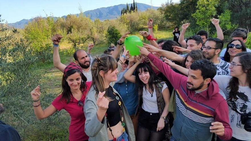 Jóvenes durante la participación en un juego de escape.