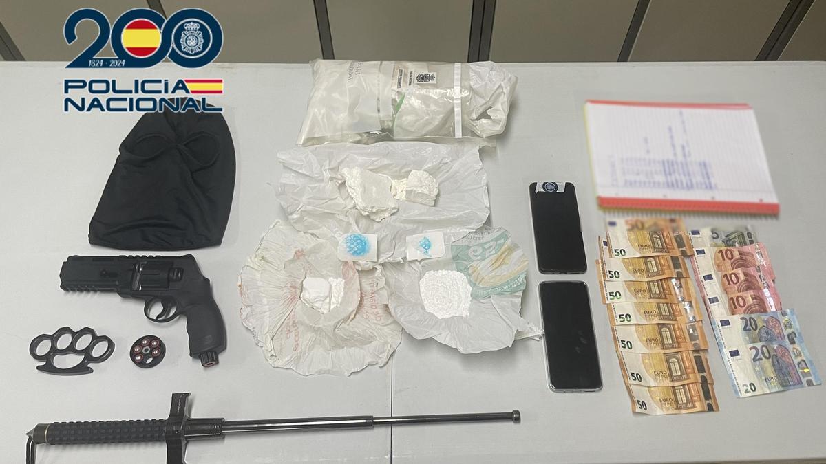 Droga y objetos requisados en Sagunt.