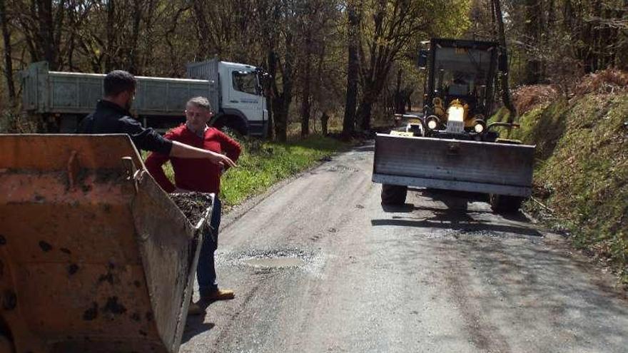 Silleda acondiciona un camino en Chapa con maquinaria de la mancomunidad