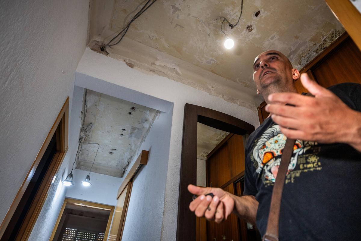 Alfonso Egea en su piso de la calle Ausiàs Marc, apuntalado tras la tragedia de la calle Canigó de febrero de 2024