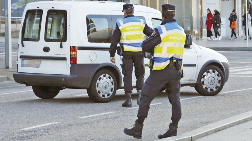 Agentes de la Policía Local realizando ayer un control sobre el uso del cinturón de seguridad. // José Lores