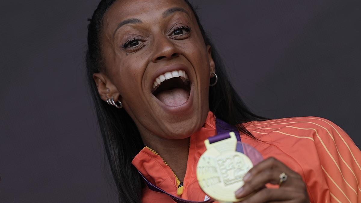 La atleta española Ana Peleteiro, con el oro obtenido en el Europeo de Roma.