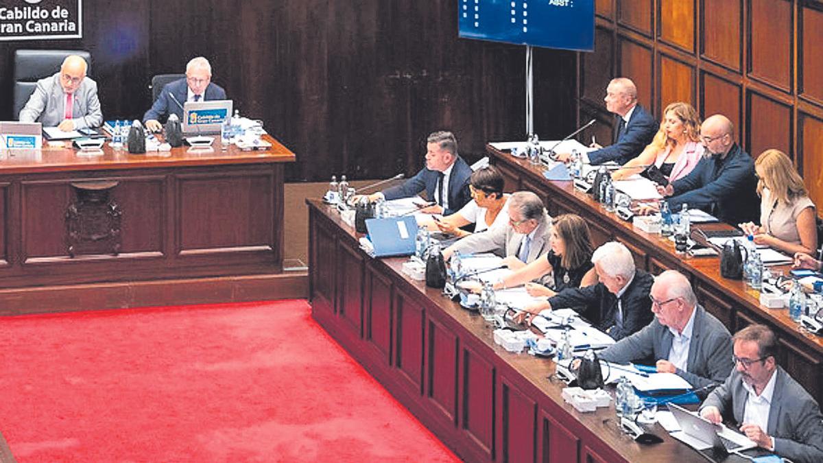 En primer término la bancada de los consejeros de NC-Frente Amplio en el Cabildo de Gran Canaria.
