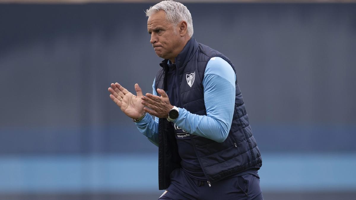 Sergio Pellicer dirige un entrenamiento del Málaga CF.