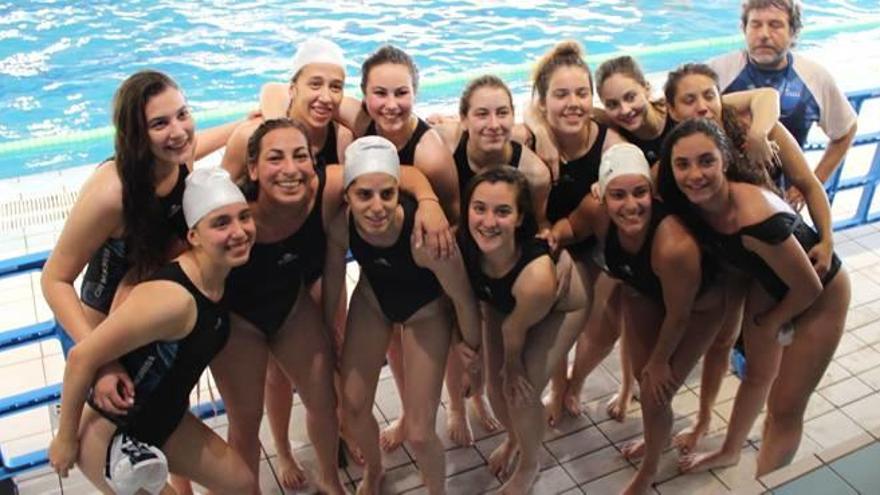 Les jugadores del CN Minorisa mostren la seva satisfacció a la piscina de l&#039;Alcorcón després d&#039;assolir la fita de l&#039;ascens a Primera Divisió