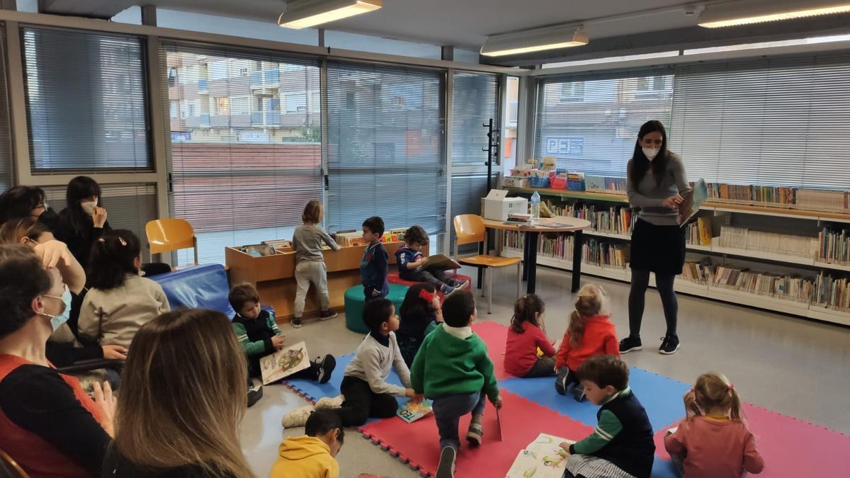 Desarrollo de la primera sesión del Club de Lectura Familiar en Alaquàs.