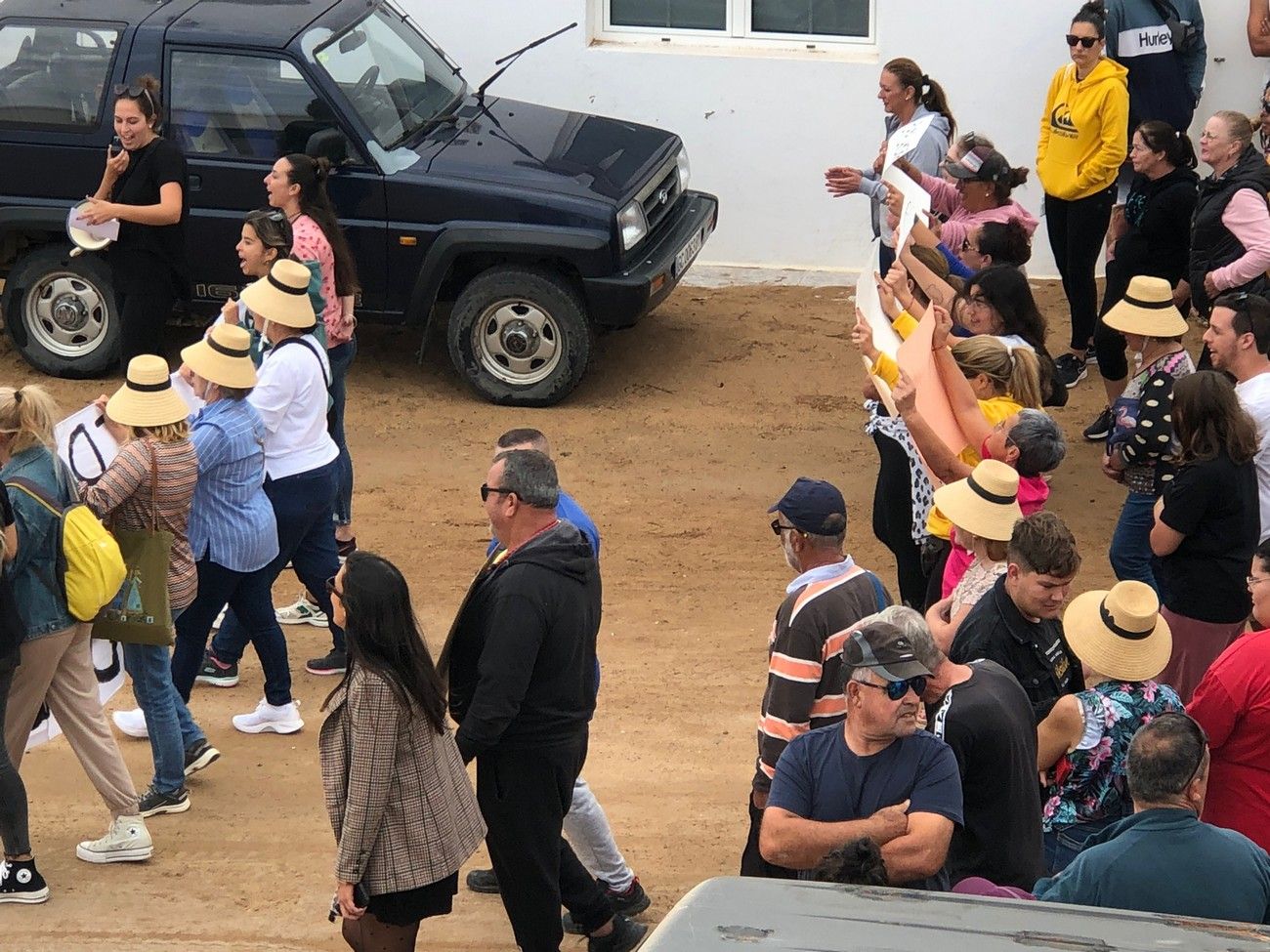 Manifestación en La Graciosa en contra del cierre del acceso a playa La Lambra