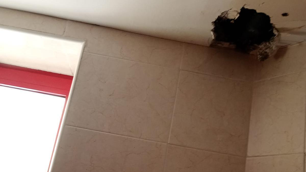 Agujero en uno de los aseos del inmueble
