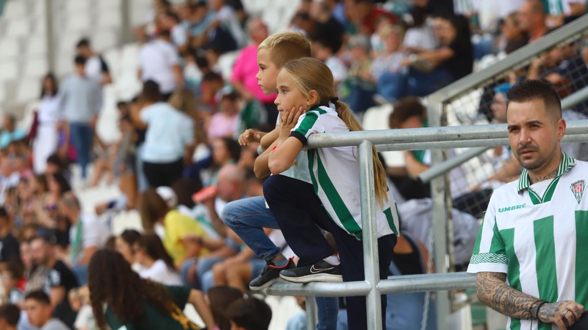 Jóvenes aficionados viendo un partido del Córdoba CF en El Arcángel esta temporada en Primera Federación..