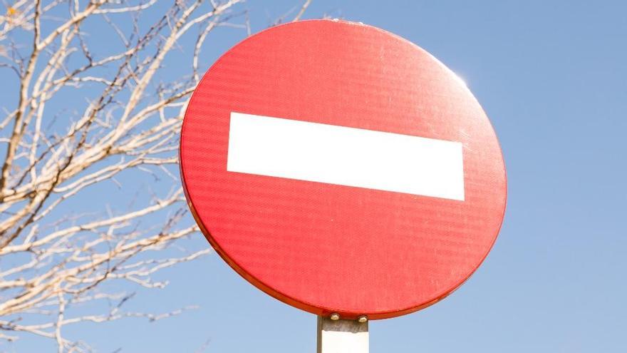 Una señal de dirección prohibida