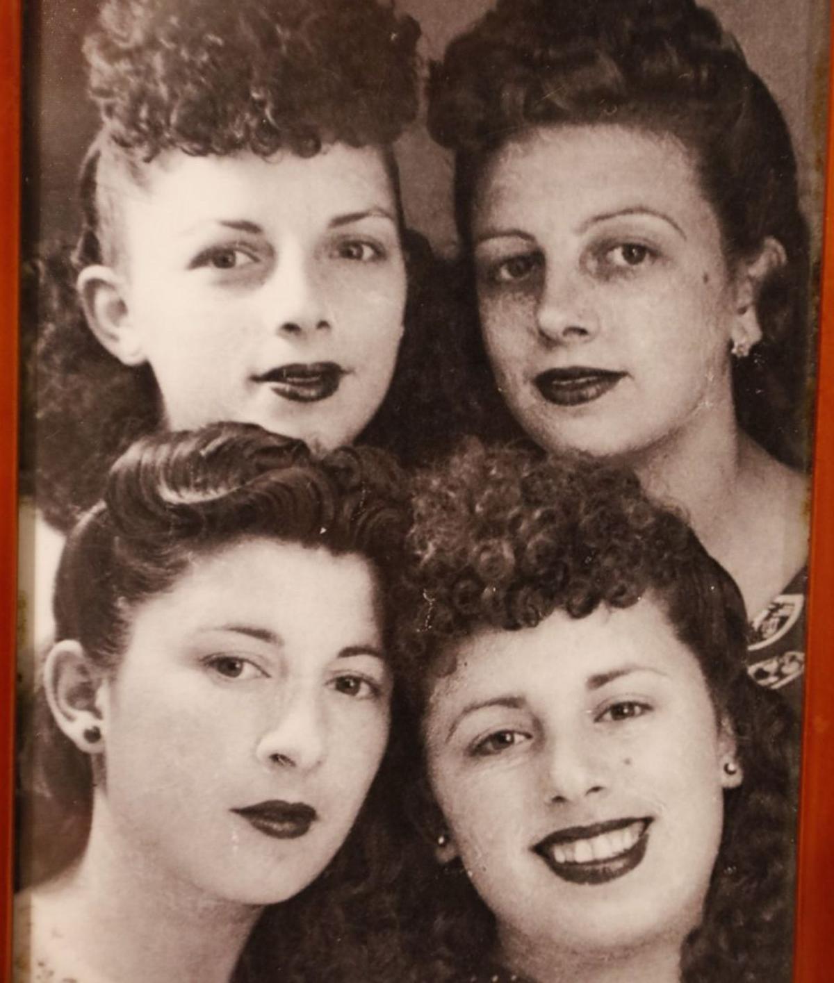 María y Antonia (abajo) posan junto a sus hermanas. | J.A. RIERA