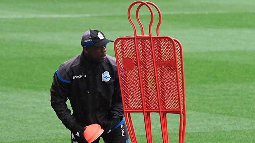 Clarence Seedorf, ayer en Riazor durante el entrenamiento del equipo.