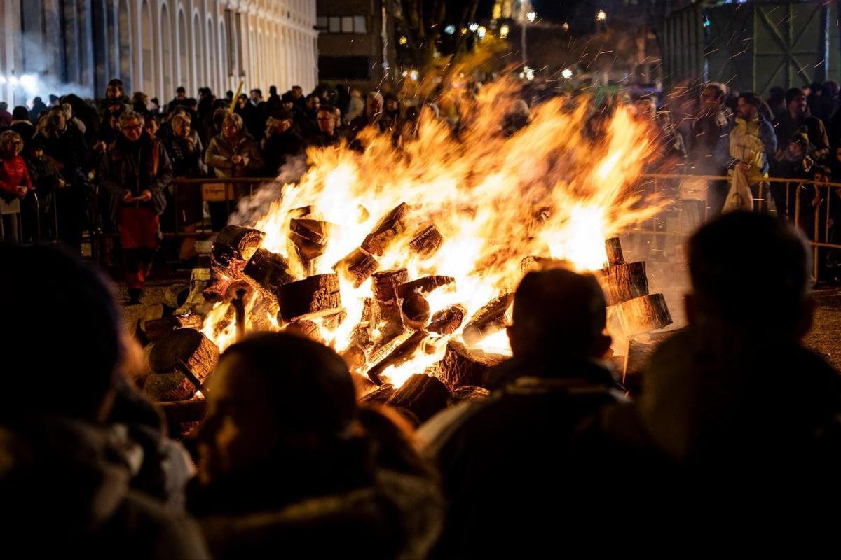 Las hogueras de San Antón se encienden en Zaragoza